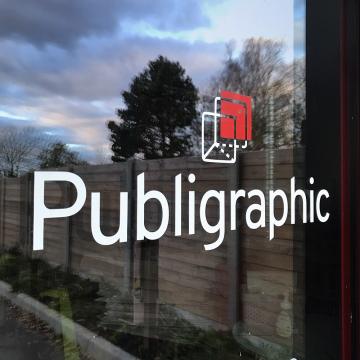 collage lettring sur porte