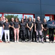 l equipe de publigraphic pose devant l entreprise