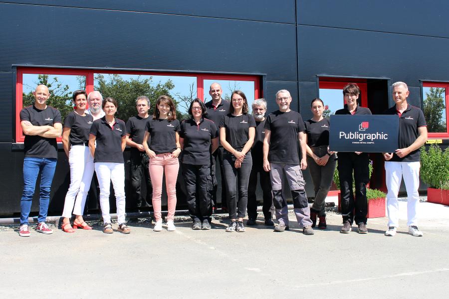 l equipe de publigraphic pose devant l entreprise