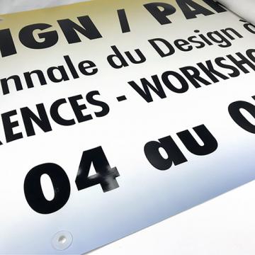 lettres adhesives collees sur une banderole